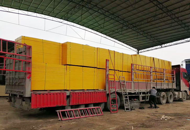 鑫虹泰建筑覆膜板发车中
