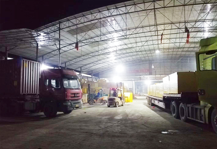 夜班发车的建筑覆膜板